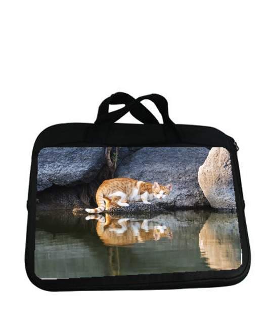 Housse pour tablette avec poignet pour  Reflet chat dans l'eau d'un étang 