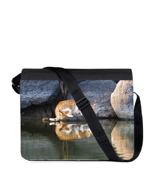 Sac bandoulière - besace pour  Reflet chat dans l'eau d'un étang 