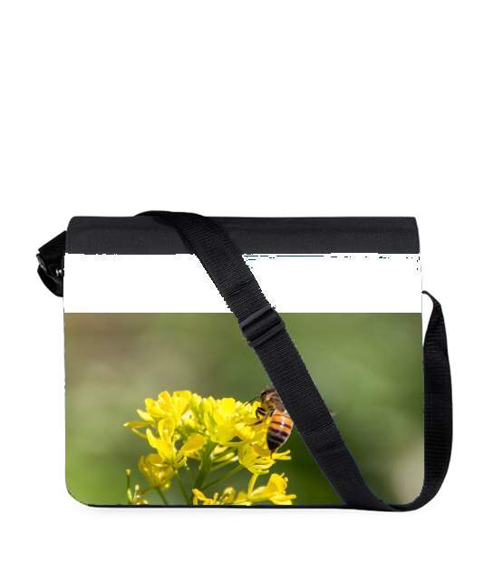 Sac bandoulière - besace pour A bee in the yellow mustard flowers